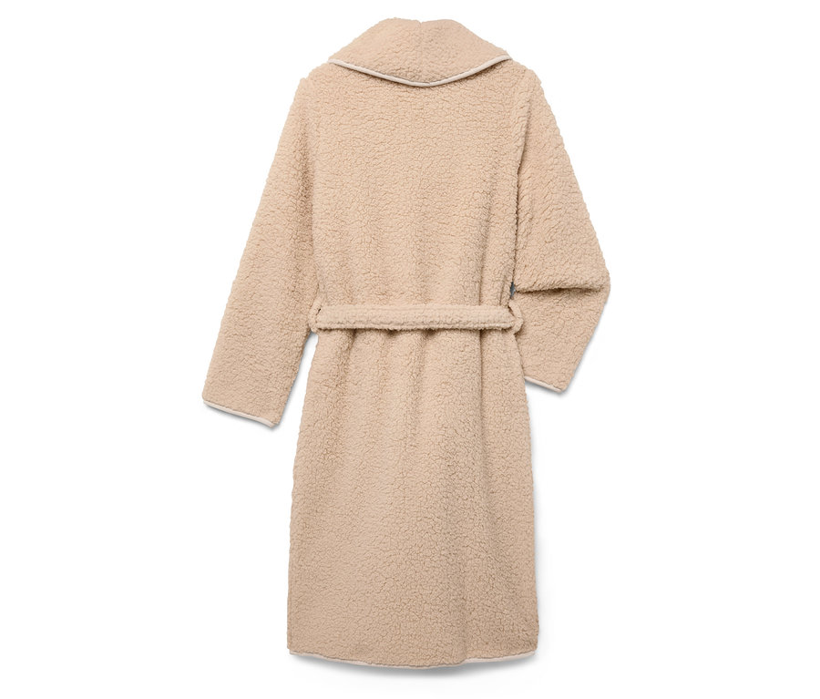 Pohľad zozadu na béžový župan s opaskom.