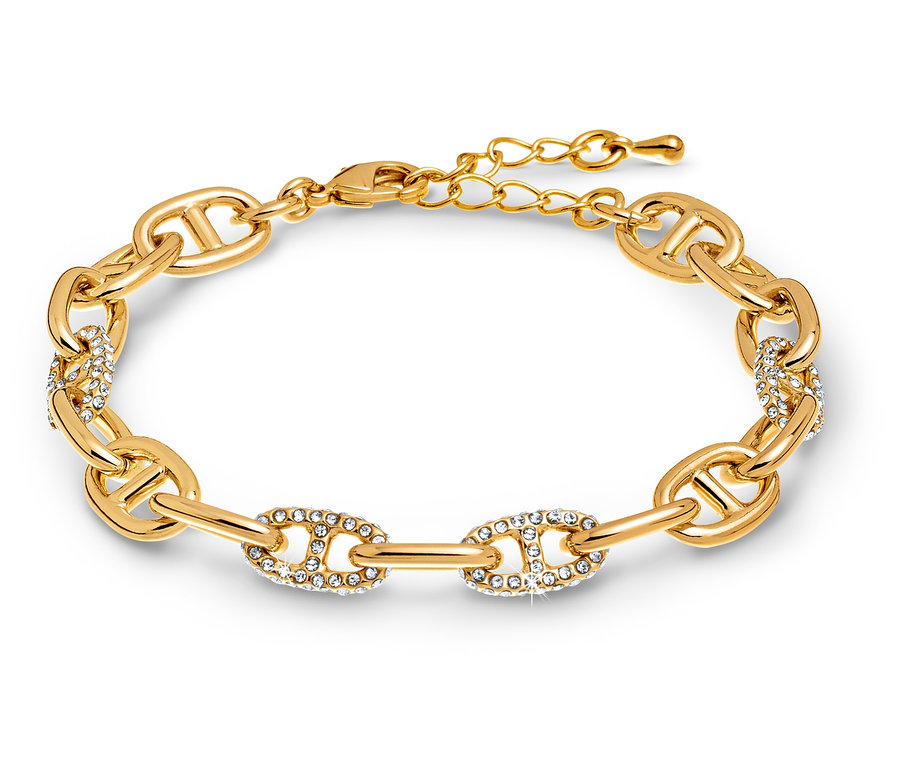 Detail zlatého náramku s ozdobnými kamienkami na bielom pozadí.