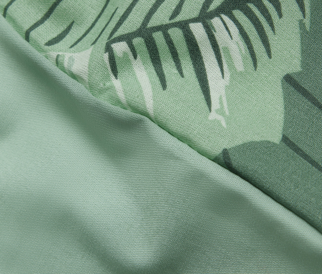 Detail štandardnej veľkosti posteľnej bielizne renforcé s potlačou palmy.