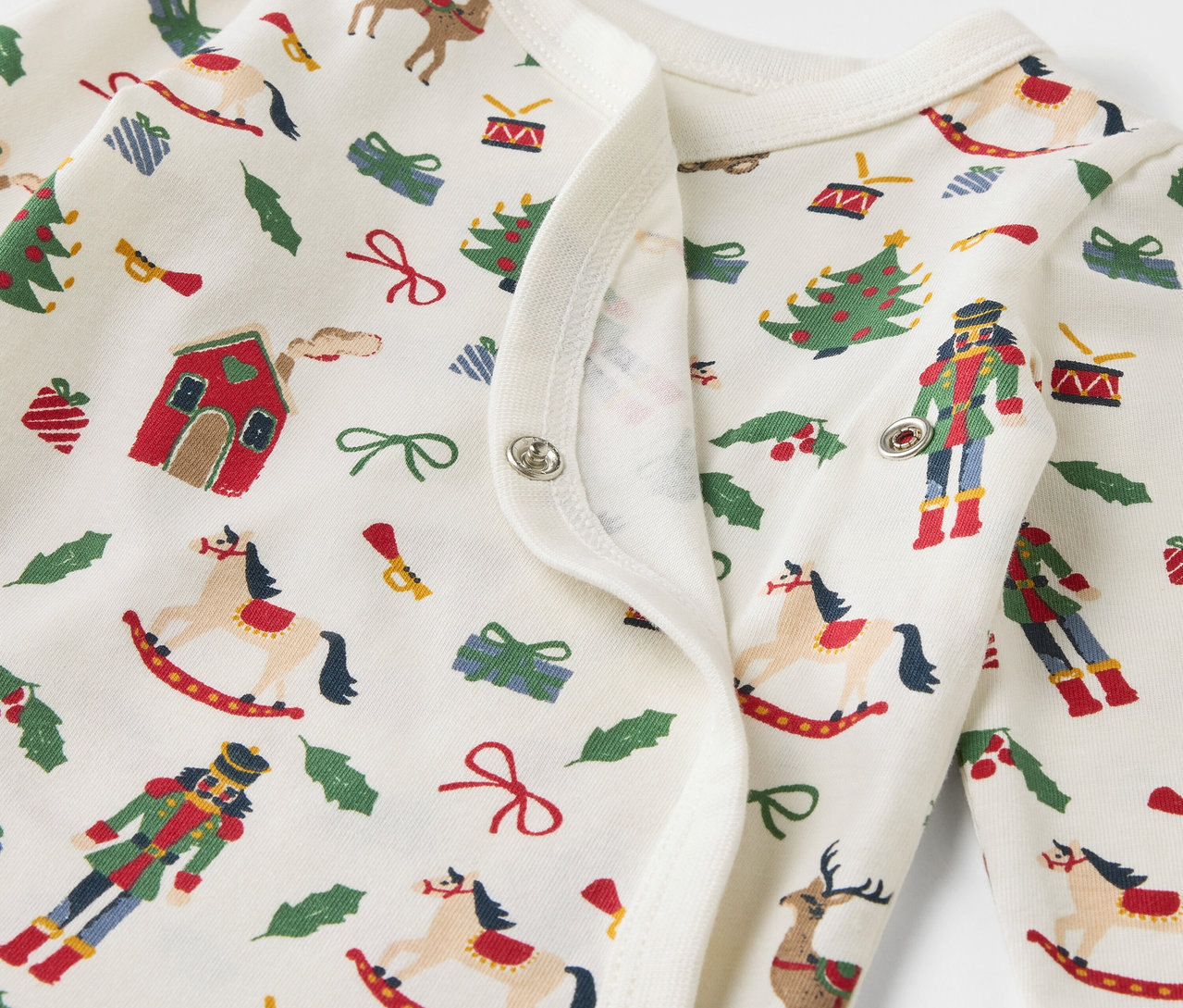 Detail bavlneného body s vianočnou potlačou.