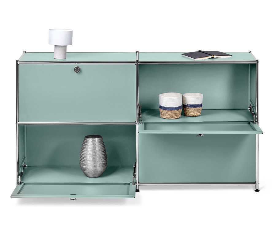 Tyrkysový modulárny skrinkový systém so striebornou vázou, dvoma košíkmi a lampou.