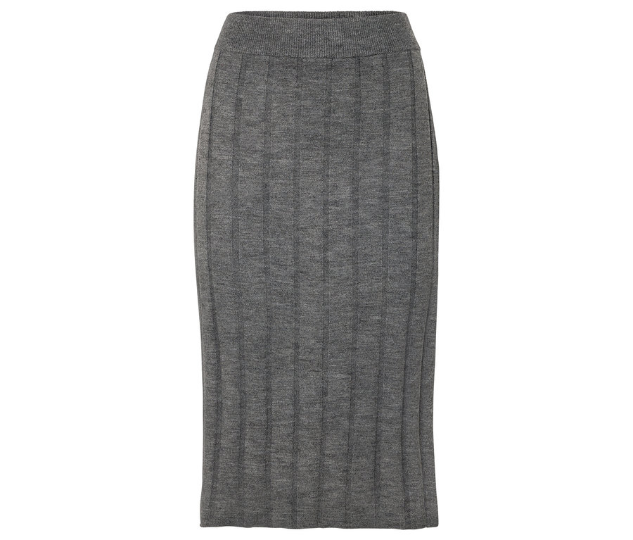 Sivá pletená sukňa rovného strihu.