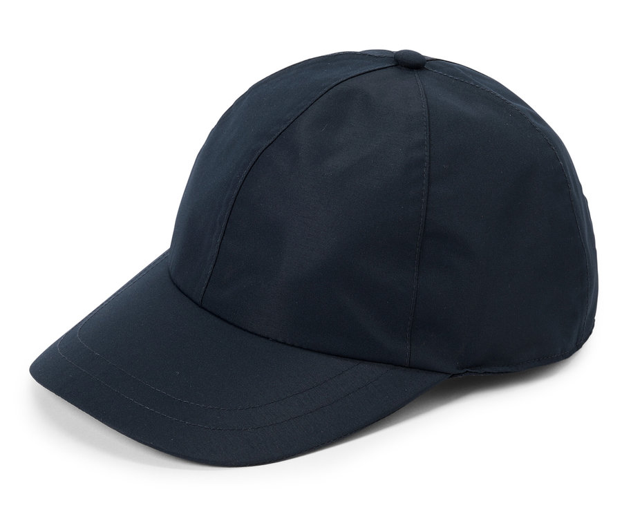 Tmavo modrá bejzbalová čiapka leží na bielom pozadí.
