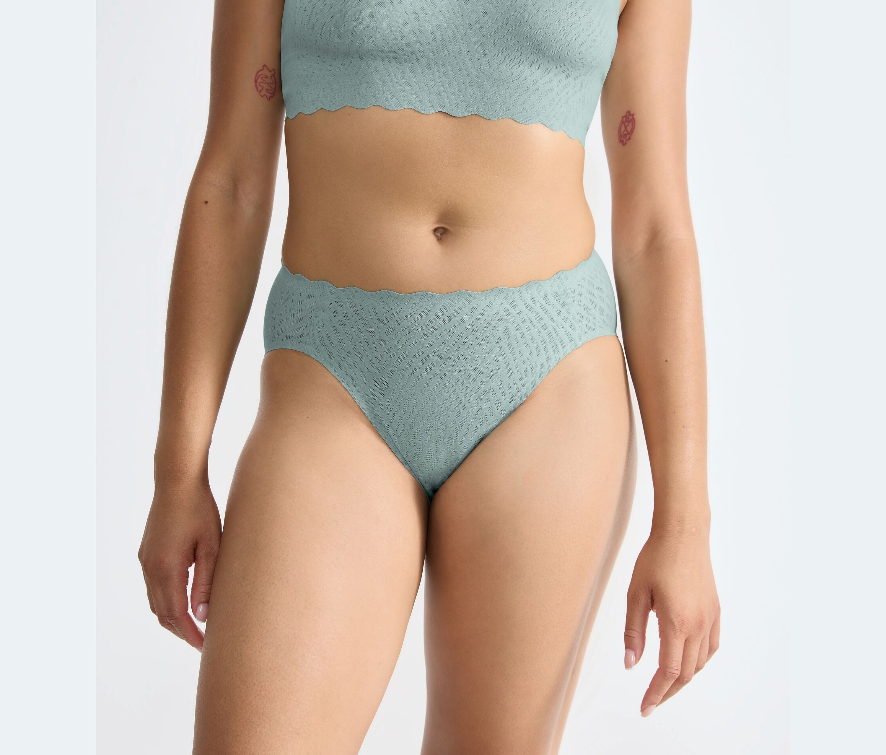 Torzo ženy nosí nohavičky sloggi ZERO Feel Bliss High leg, misty turquoise.