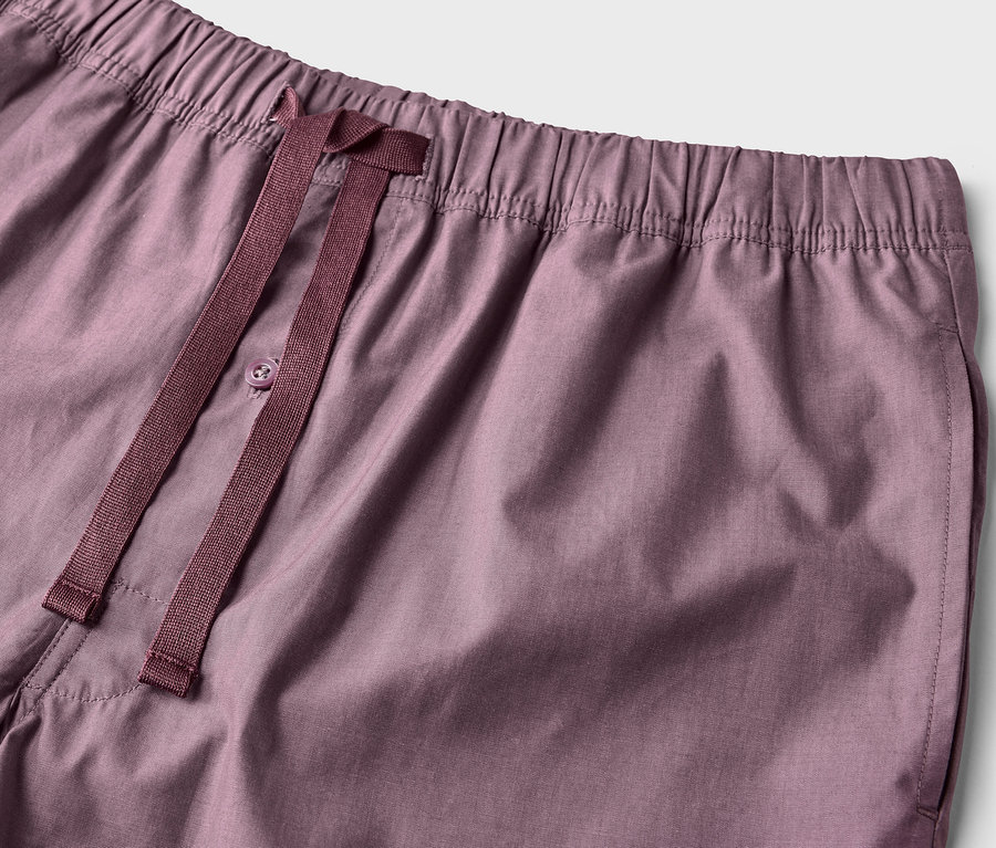 Detail fialových krátkych pyžamových nohavíc s elastickým pásom a sťahovacou šnúrkou.