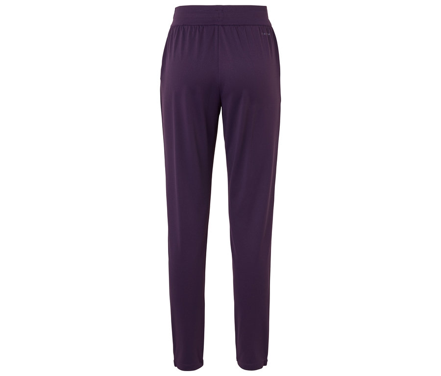 Fialové nohavice zo zadného pohľadu.