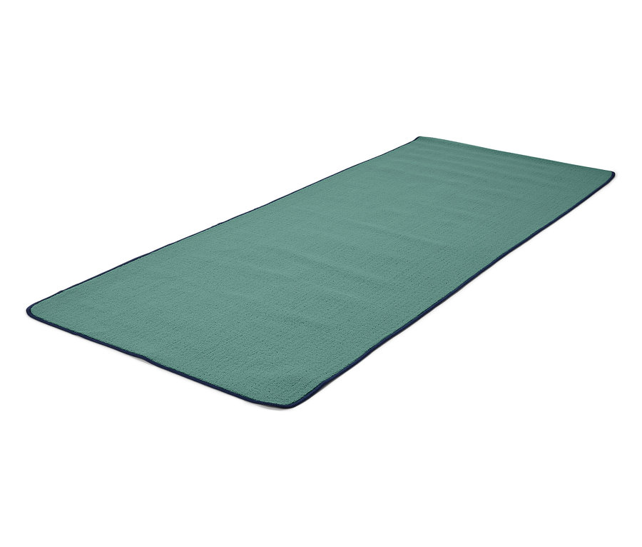 Zelená plážová osuška s tmavomodrým lemom na bielom pozadí.