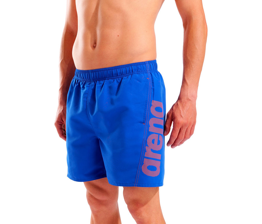 Muž má na sebe modré plavky s logom Arena na nohe.