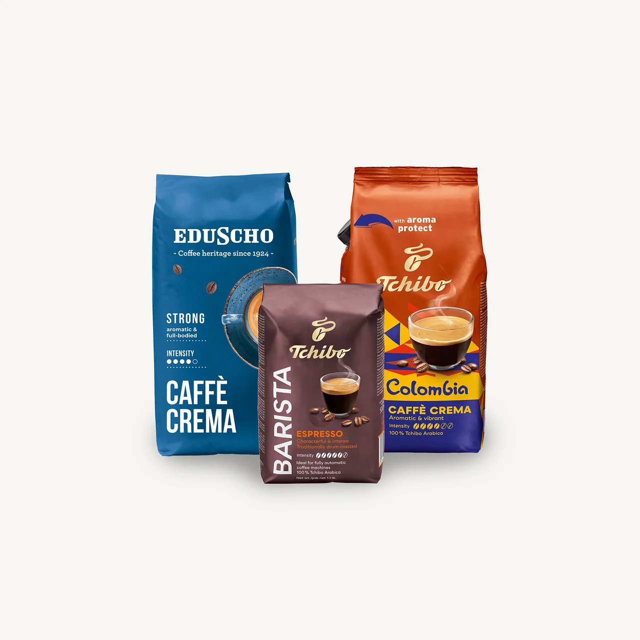 Tři balení kávy na bílém pozadí. Viditelné Eduscho Caffè Crema, Tchibo Barista Espresso a Tchibo Caffè Crema Colombia.