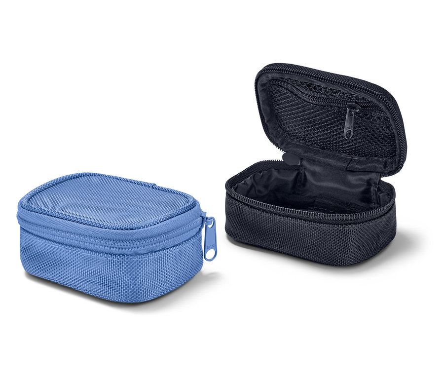 Dve mini cestovné tašky: jedna modrá zatvorená a jedna čierna otvorená so sieťovaným vreckom.