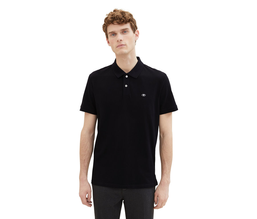 Muž má na sebe čiernu piké polokošeľu Tom Tailor.