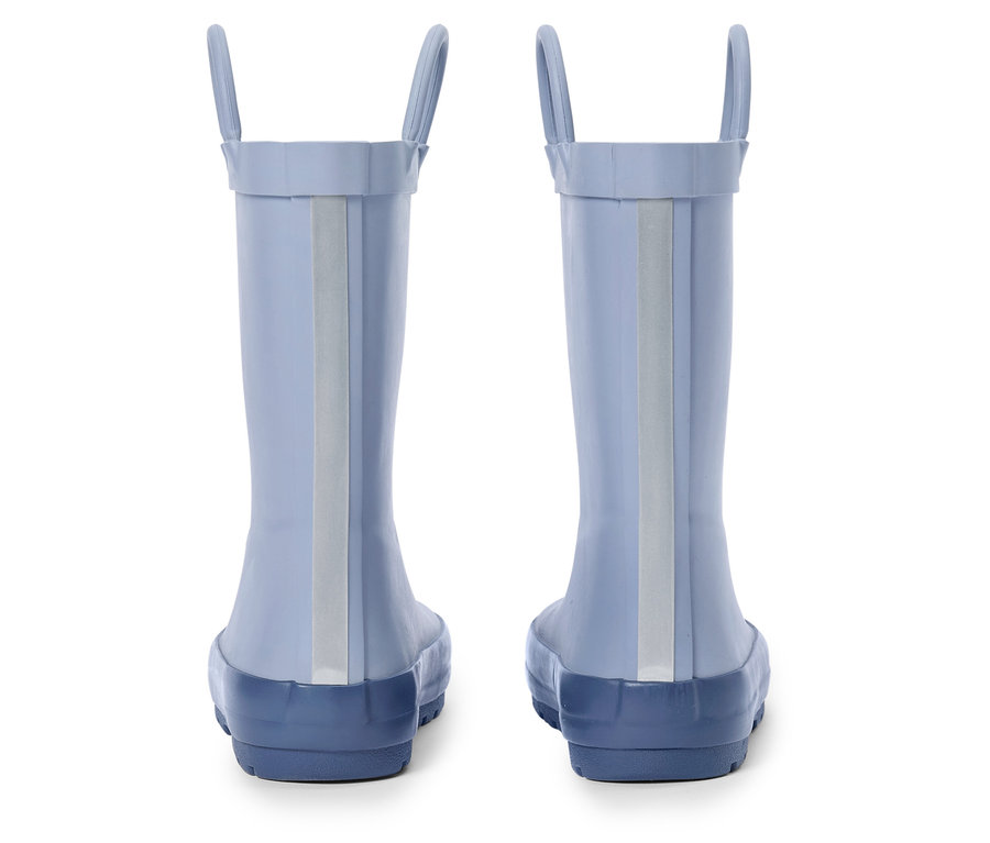 Pohľad zozadu na dvoje svetlomodré gumáky s modrou podrážkou.