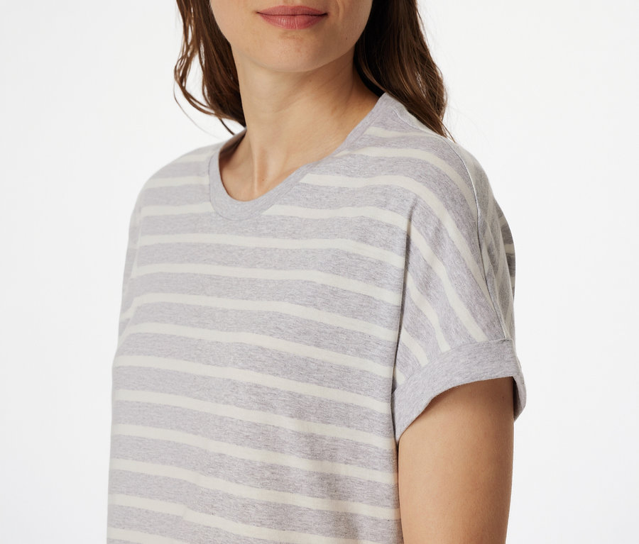 Žena má na sebe nočnú košeľu s krátkym rukávom SCHIESSER.