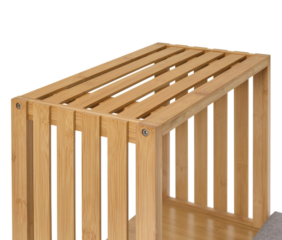 Detailný záber na bambusovú stoličku s lamelovým vrchom