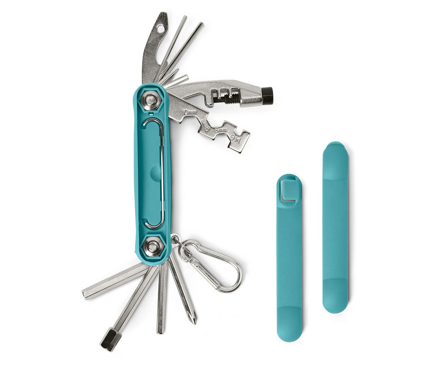 Multifunkčné náradie s modrou rukoväťou a striebornými nástrojmi leží vedľa dvoch modrých montážnych pák na bielom pozadí.