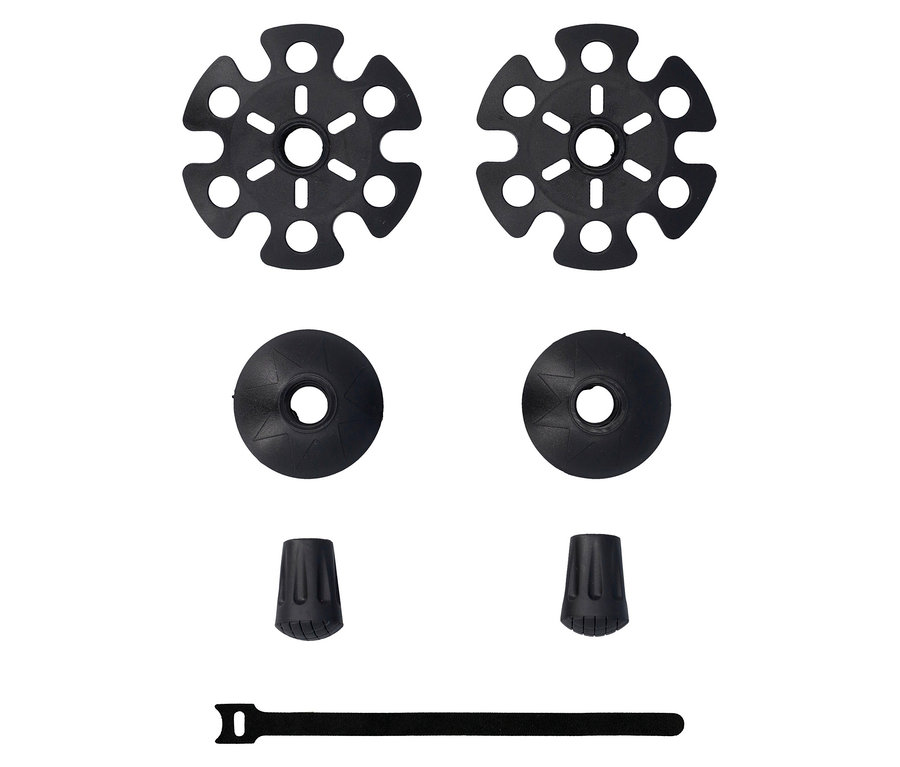 Rôzne čierne nadstavce na trekingové palice a suchý zips ležia na bielom pozadí.