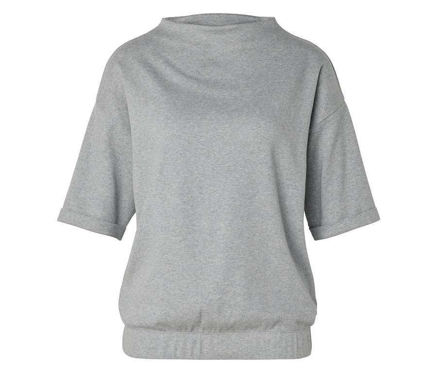 Sivá mikina s krátkymi rukávmi a vysokým golierom.