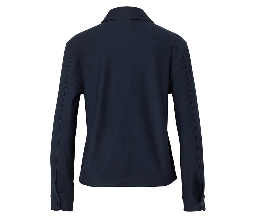 Pohľad zozadu na tmavomodrú bundu s dlhými rukávmi a gombíkmi.