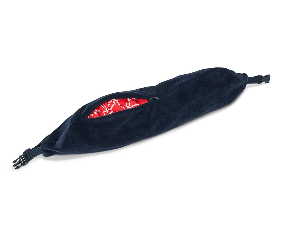 Námornícka modrá taška na bedrá leží na bielom pozadí, pričom vrecko na zips je čiastočne otvorené a odhaľuje červenú látku s bielym vzorom.