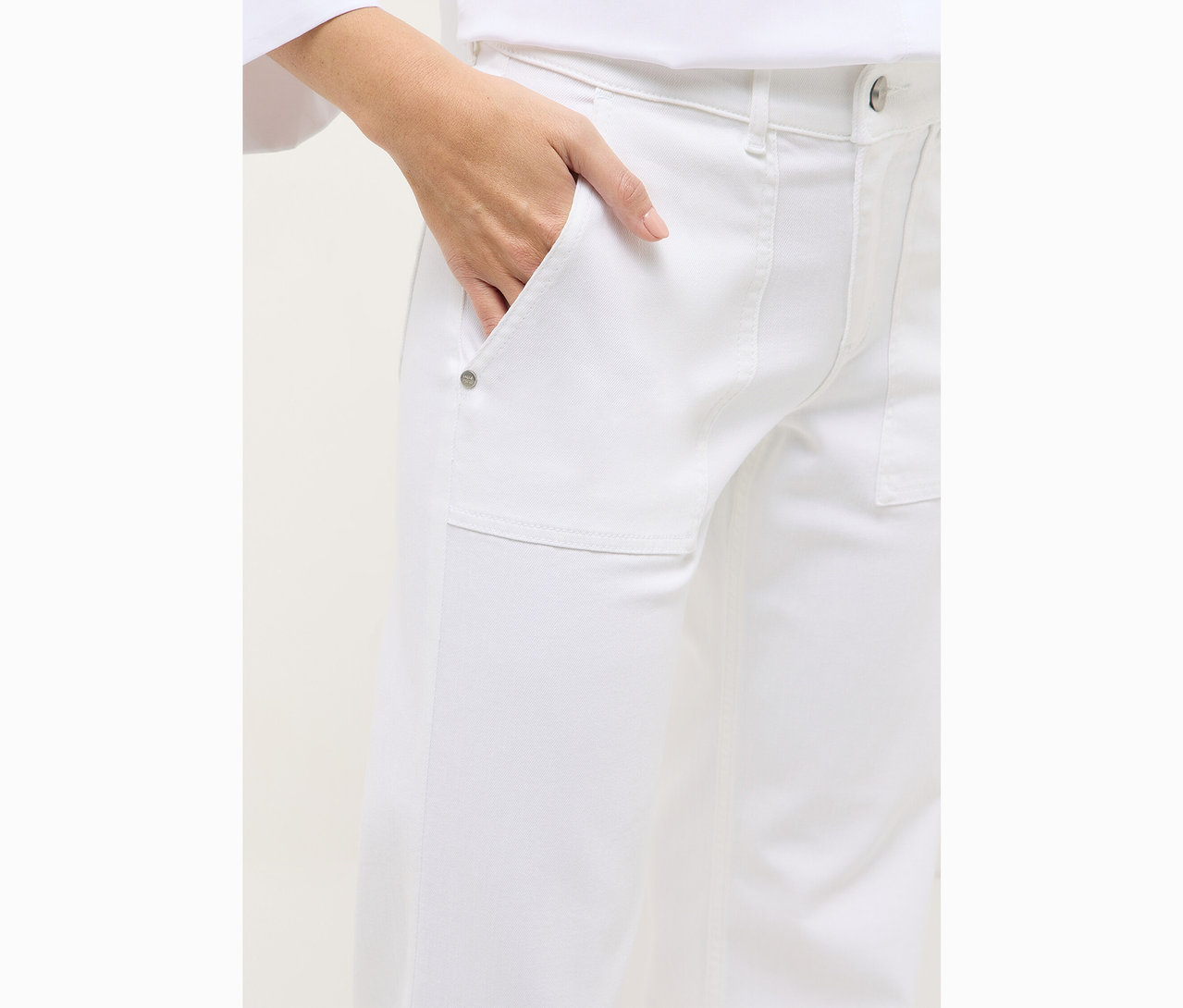 Ruka vo vrecku bielych džínsov Angels Denim »Liz«, Wide Leg.