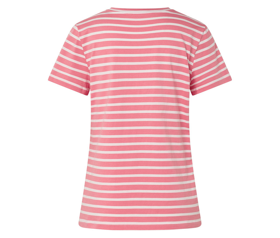 Detail ružového trička s bielymi horizontálnymi pruhmi.