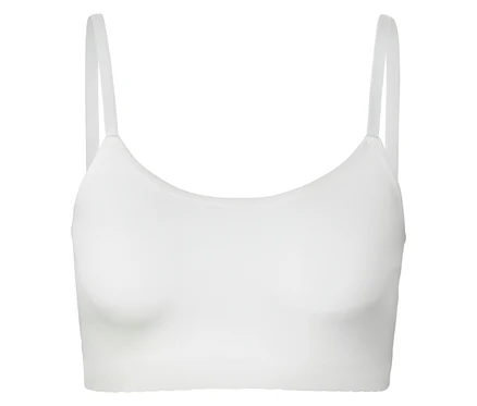 Biely bralet s tenkými ramienkami.