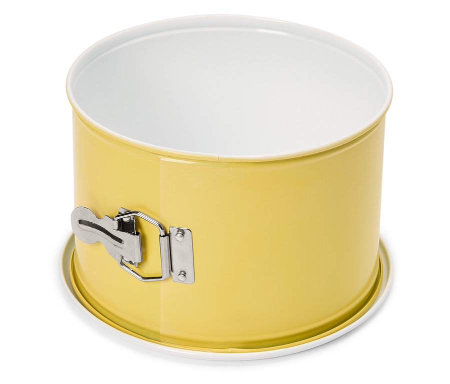 Žltá tortová forma s bielym vnútrom a strieborným zámkom na bielom pozadí.