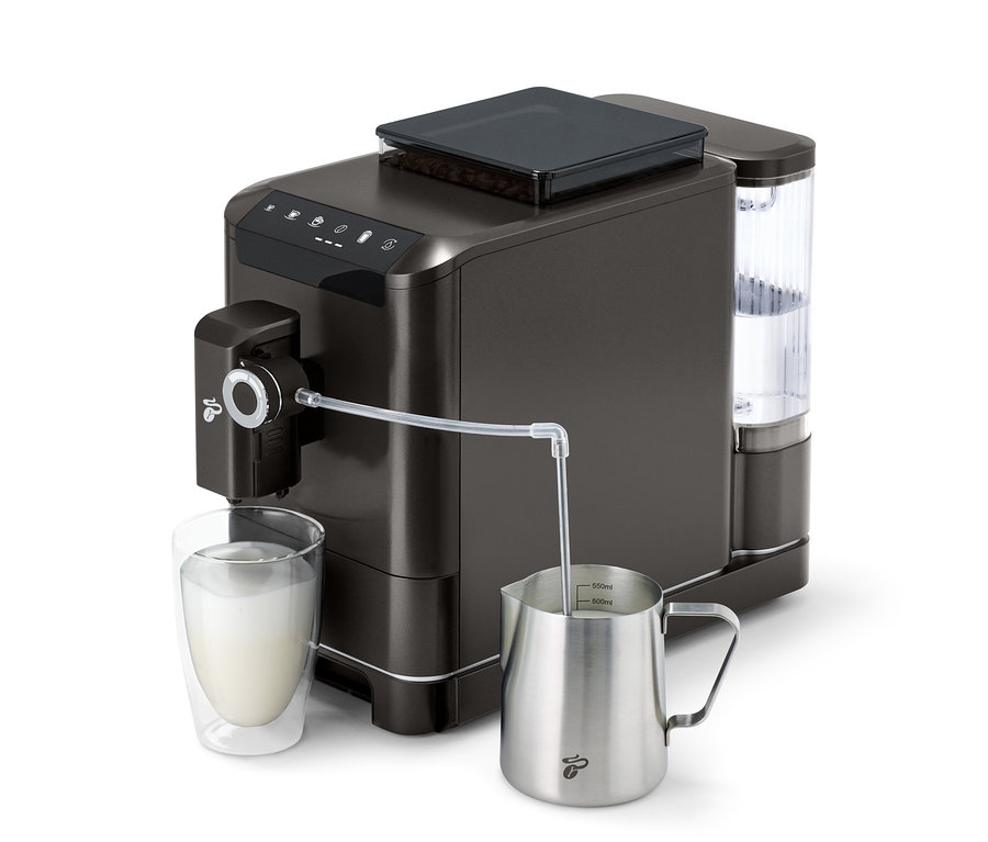 Kávovar »Esperto 2 Milk« Granite Black plní mlieko do pohára.