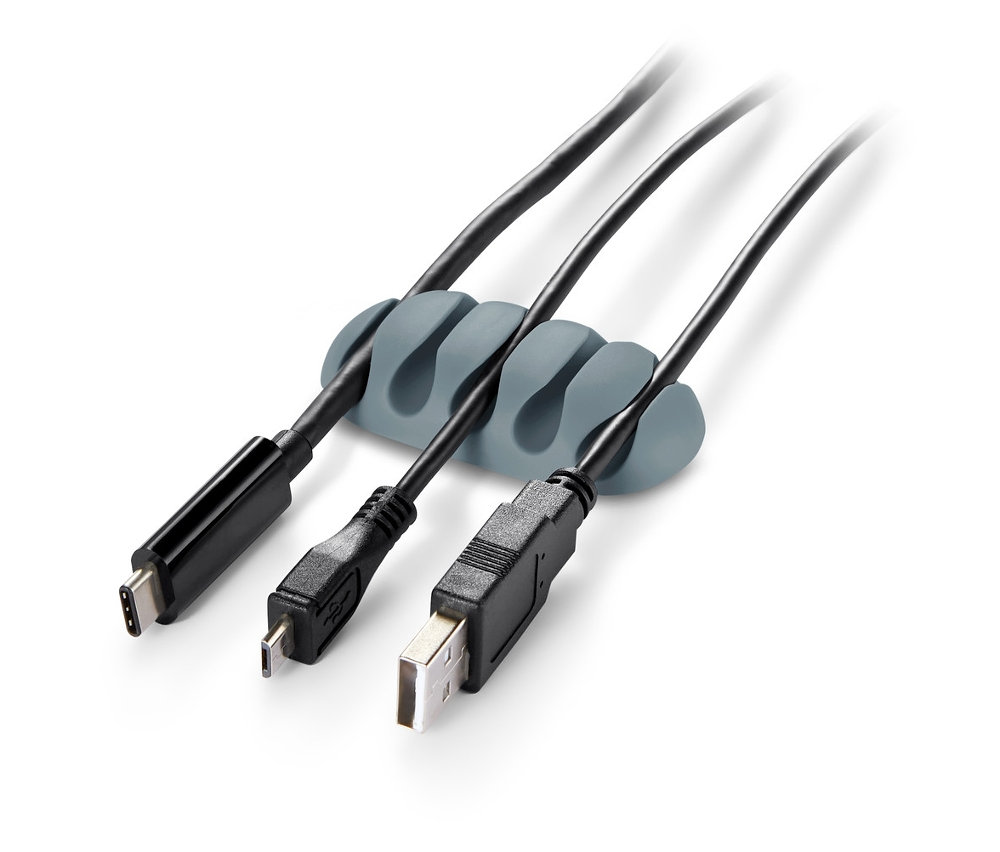 Tri čierne káble sú usporiadané v sivých univerzálnych držiakoch na kábel, 2 ks.