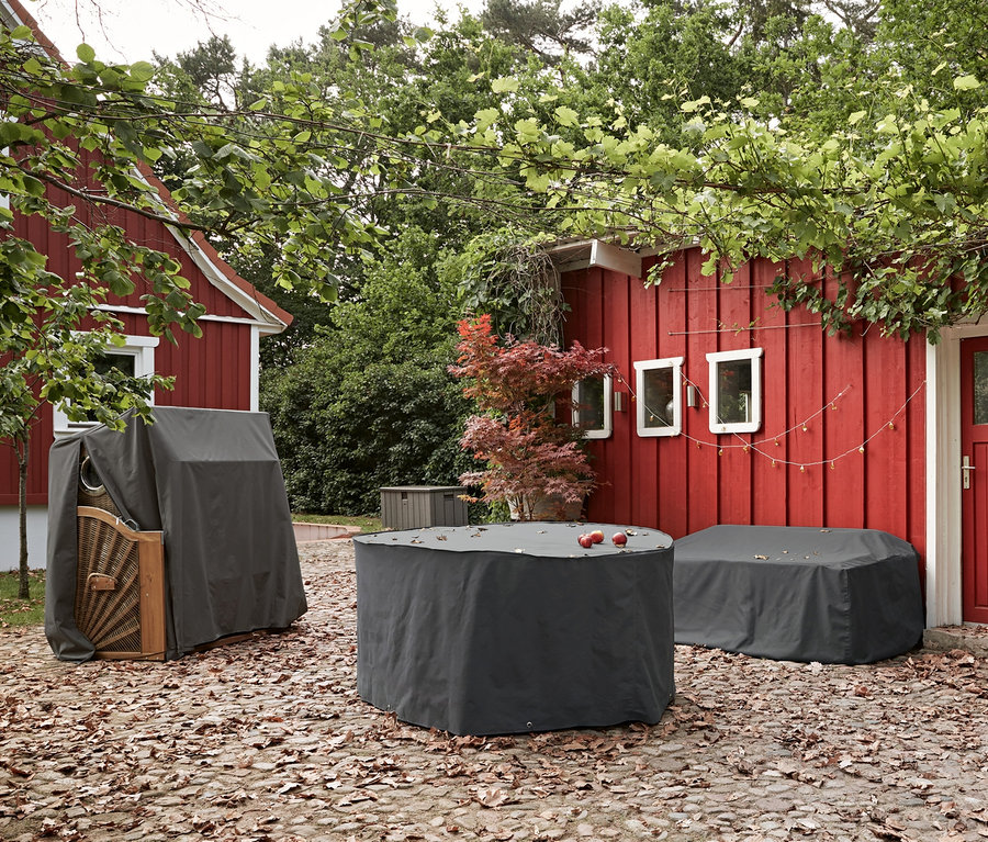 Na dláždenej terase sa nachádzajú prémiové ochranné obaly na jedálenský stôl, lounge nábytok »Záhradná pohovka« a plážový kôš.