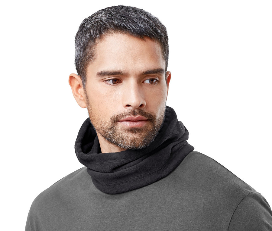 Muž nosí čiernu kuklu z mikroflísu.