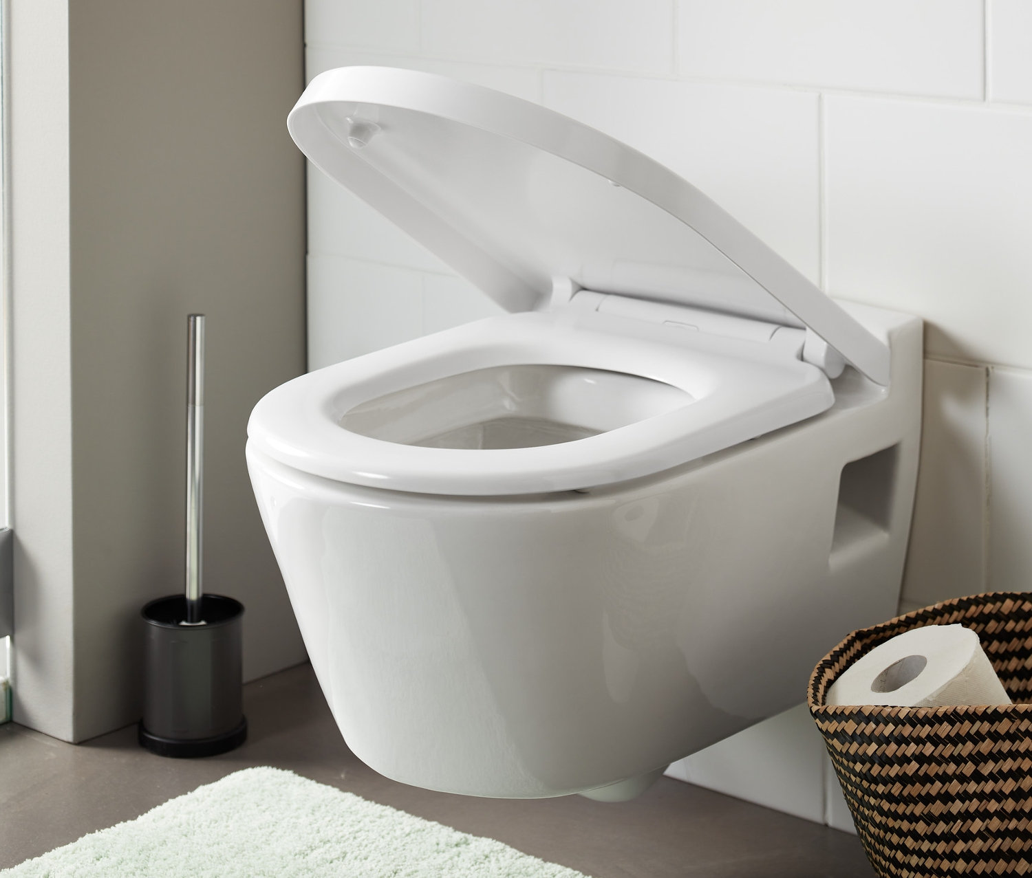 Otvorená prémiová doska na WC s pomalým sklápaním v bielej kúpeľni.