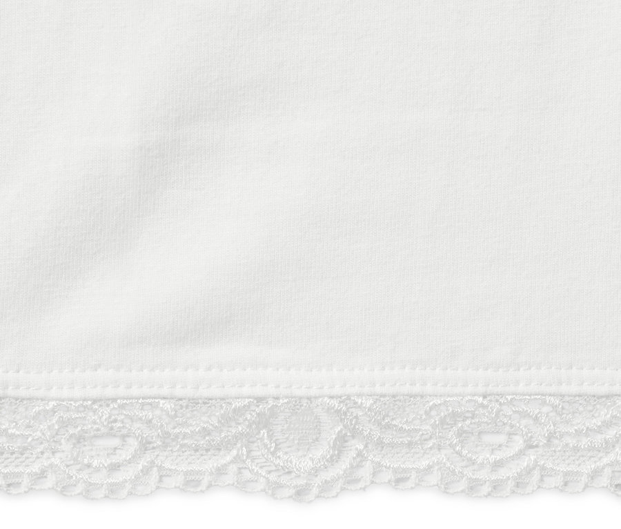 Detail bielych trojštvrťových legín s čipkovým lemom.