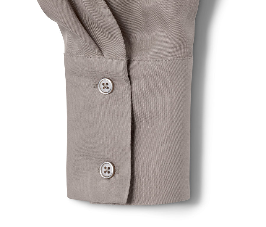 Detail saténovej blúzky s gombíkmi.