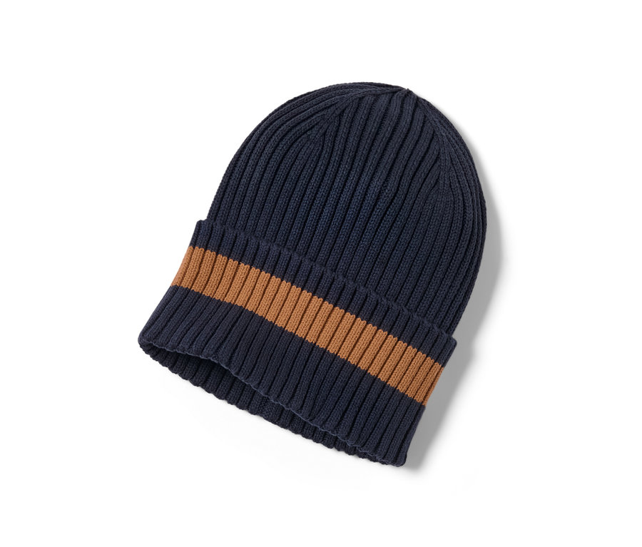 Detail pletenej čiapky s hnedým pruhom.