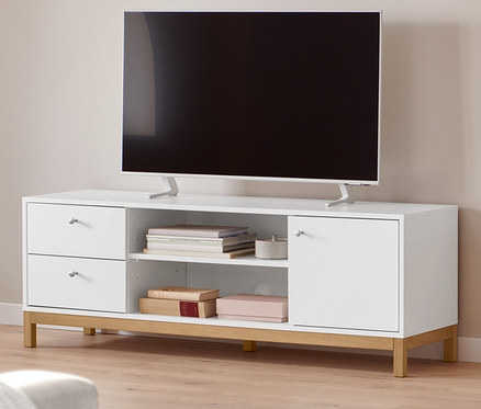 Interiér obývacej izby s TV, nízka skrinka a hojdacie kreslo s látkou z buklé.