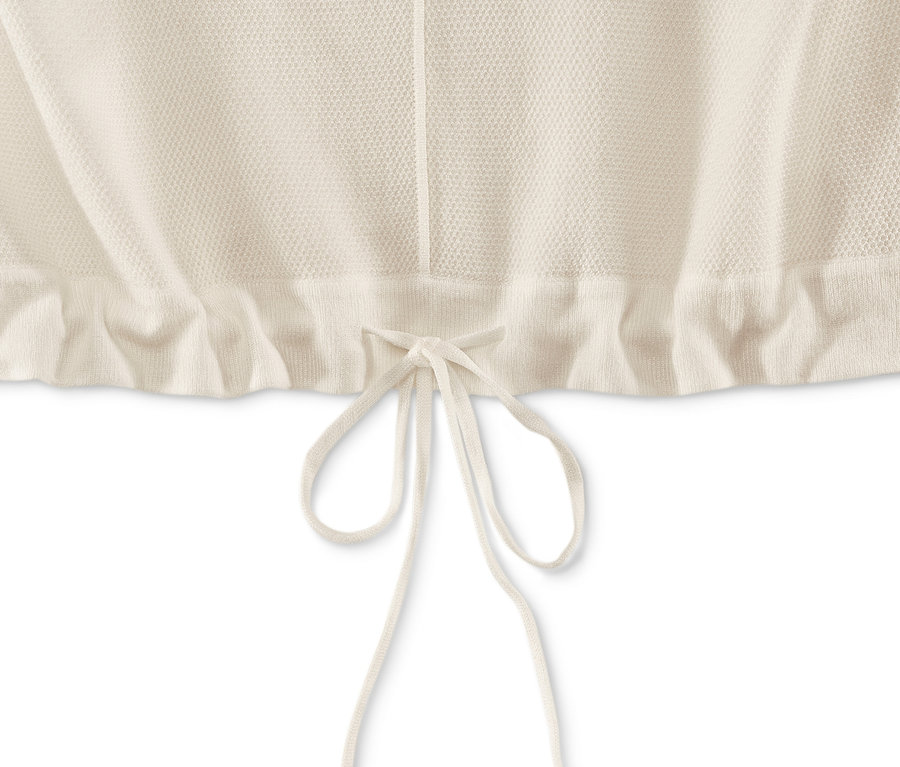 Detail pleteného pulóvra s tunelovým sťahovaním.