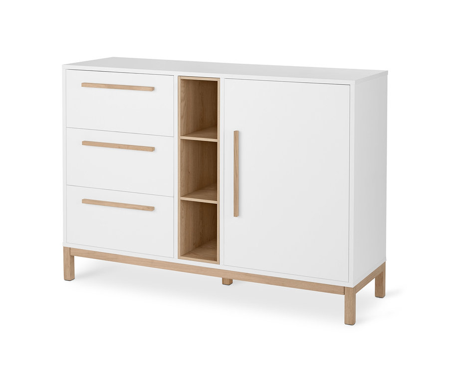 Biela komoda »Eklund« s tromi zásuvkami a dvierkami.