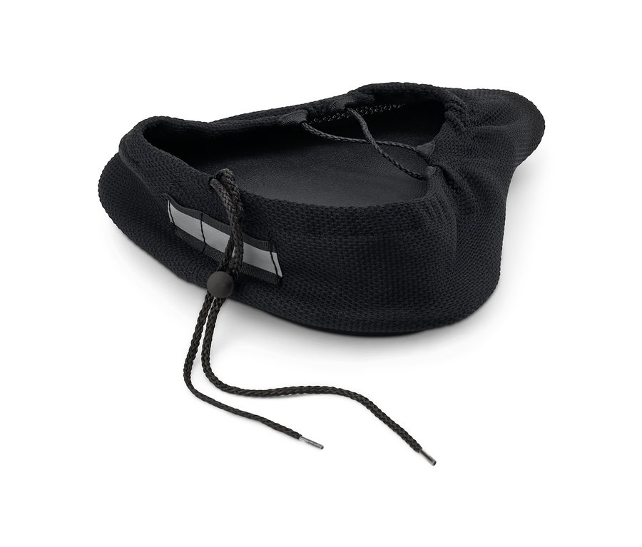 Čierny poťah na sedadlo bicykla s pamäťovou penou leží na bielom pozadí.