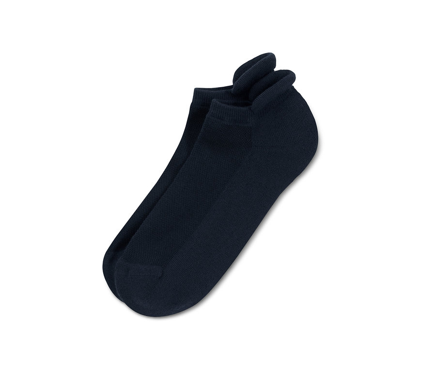 Dva páry tmavomodrých športových ponožiek unisex ležia na sebe.