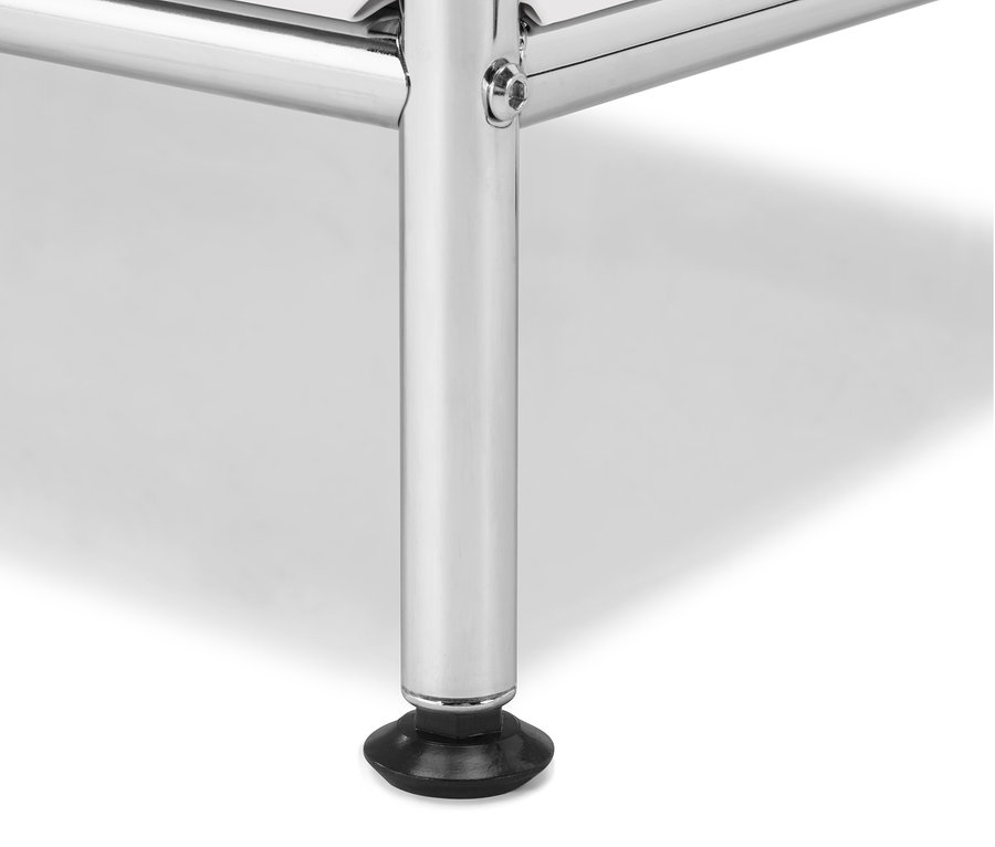 Detail chrómovanej nohy bielej skrinky.