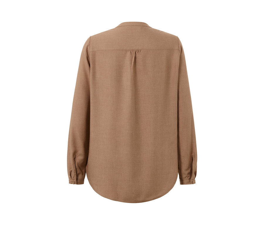 Pohľad zozadu na tunikovú blúzku.