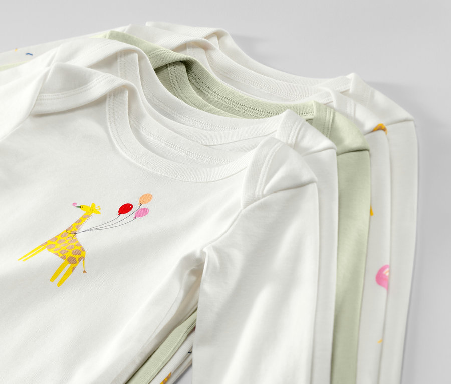 Detail piatich body pre bábätká s možnosťou prispôsobenia veľkosti, s dlhým rukávom, bielej a svetlozelenej farby, s potlačou žirafy s balónmi.