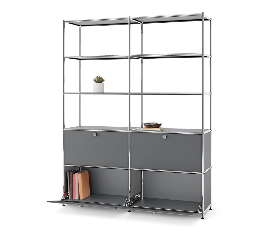 Sivá kovová skrinka »CN3« so 4 výklopnými priečinkami, pričom jeden je otvorený a odhaľuje knihy.