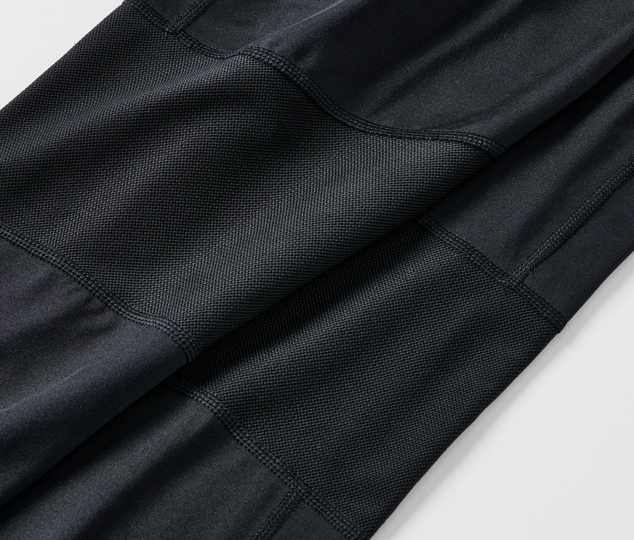 Detailný pohľad na čierne bežecké legínsy.