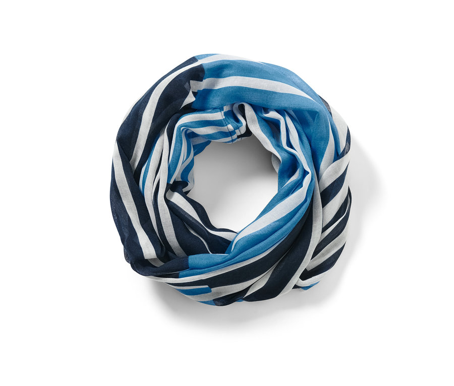 Detail prúžkovaného kruhového šálu v modrej, tmavomodrej a bielej farbe.