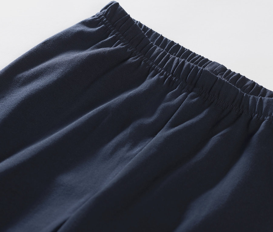 Detailný záber na pyžamové legíny.