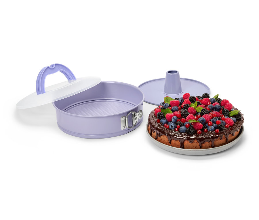 Fialová tortová forma s vekom vedľa čokoládovo-ovocnej torty.