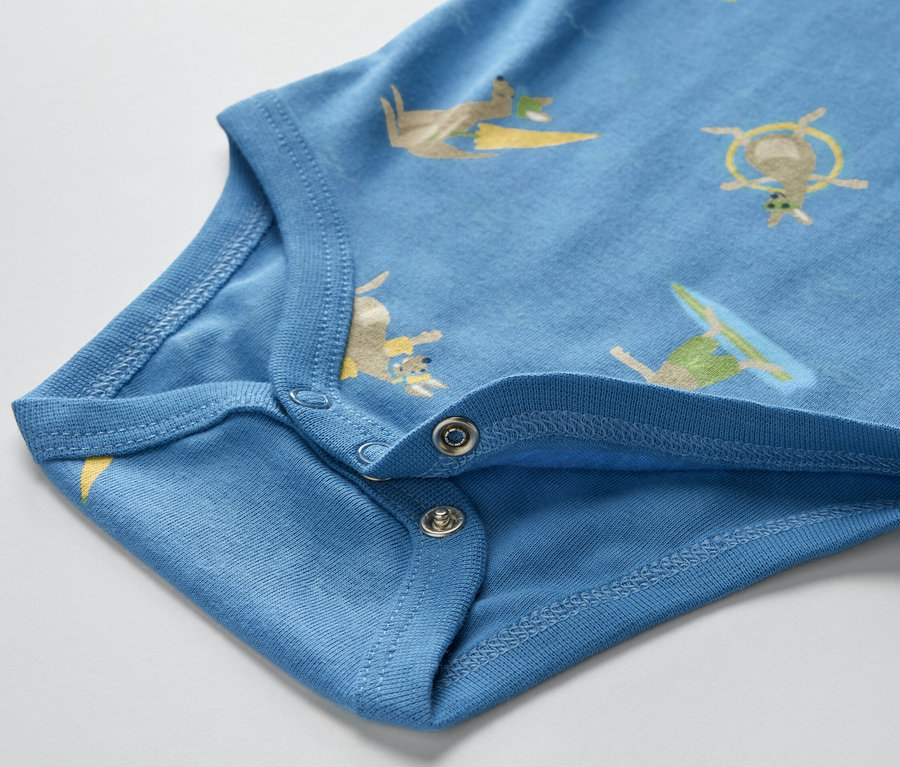 Detail modrého detského body s potlačou klokanov, 2 ks.