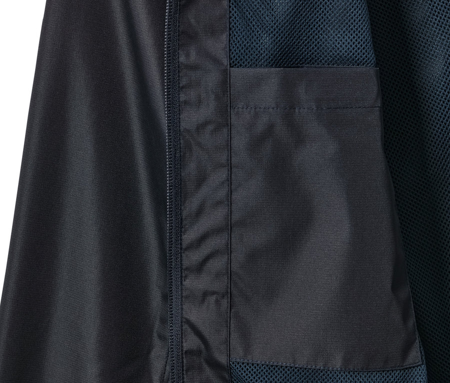 Detail tmavomodrej unisex bundy do dažďa s vreckom a zipsom.